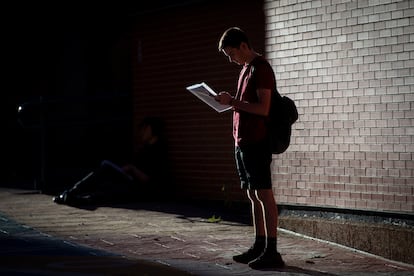 Un joven consulta sus apuntes antes de un examen de selectividad, en Madrid.