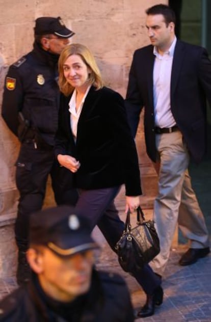 La infanta Cristina sale del juzgado de Palma pasadas las seis de la tarde del sábado 8 de febrero