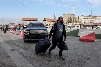 Un hombre cruza la frontera entre Lbano y Siria para volver a su pas tras el derrocamiento de Bachar El Asad. 