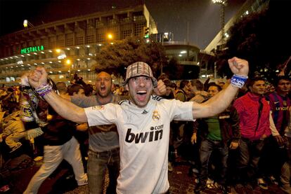 Madridistas en el exterior del estadio de Mestalla