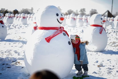 El parque temático de nieve de Yanjiagang, parte de la 41ª edición del Festival Internacional de Esculturas de hielo y Nieve en la localidad china, expone 800 muñecos de nieve de 1,6 metros cada uno.  