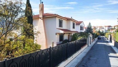 Casa en Pinos Genil (Granada) propiedad de algunos de los acusados de pederastia y donde supuestamente cometían abusos a menores.