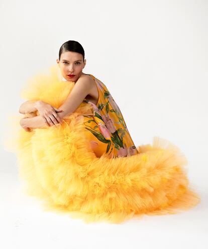 Vestido floral con falda de tul fruncido, de Carolina Herrera New York.