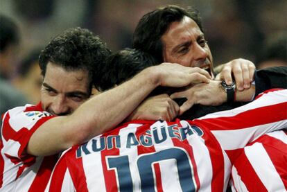 Los jugadores celebran junto al entrenador Quique Sánchez Flores el gol de Jurado.