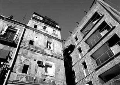 Convivencia entre lo nuevo y lo viejo en el casco antiguo de Barcelona.