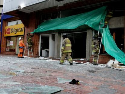 Bomberos en el sitio de las explosiones, el viernes.