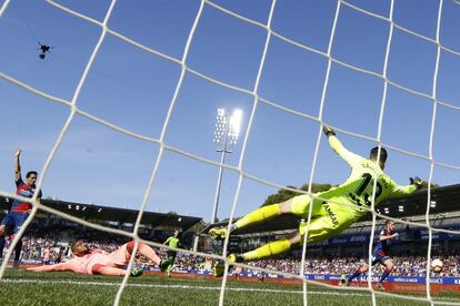  Kevin-Prince Boateng, a la izquierda, falla un tiro a puerta.