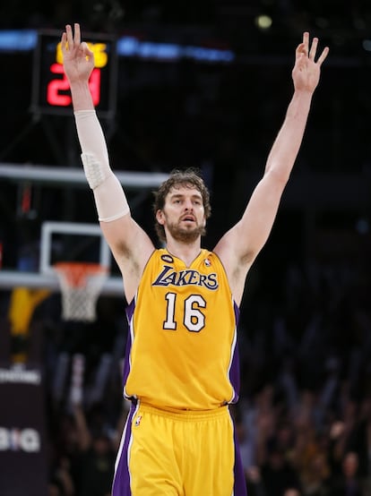 Pau Gasol celebra en dirección a la grada la clasificación para los playoffs.