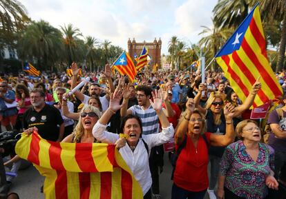 Un numeroso grupo de personas participa en la concentración a favor de la independencia de Cataluña frente al Parlament.