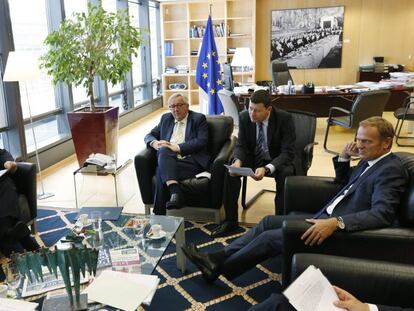 Juncker, junto a Tusk (i) y Schulz (d) tras conocer el Brexit