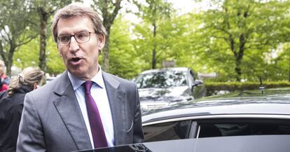 Feijoo sale de la sesión de control en el parlamento gallego.