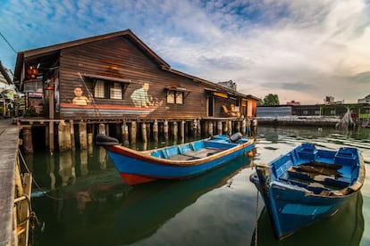 Tras la declaración como patrimonio mundial de la Unesco se comenzaron a rehabilitar sus típicas casas-tienda reconvertidas hoy en museos, hoteles 'boutique' y restaurantes. En muchas de las antiguas tiendas hoy encontramos arte urbano o salas de exposiciones con obras de vanguardia. Hoy George Town es la cara moderna, innovadora y artística de Malasia.