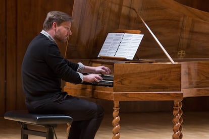 Kristian Bezuidenhout interpreta en solitario la transcripción para clave de la 'Ciaccona' de Bach realizada por Lars Ulrik Mortensen.