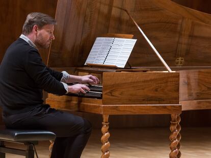Kristian Bezuidenhout interpreta en solitario la transcripción para clave de la 'Ciaccona' de Bach realizada por Lars Ulrik Mortensen.
