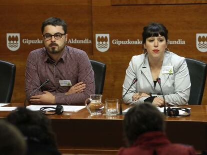 El diputado Ander Rodríguez y la portavoz de Gipuzkoa, Larraitz Ugarte, durante su comparecencia.