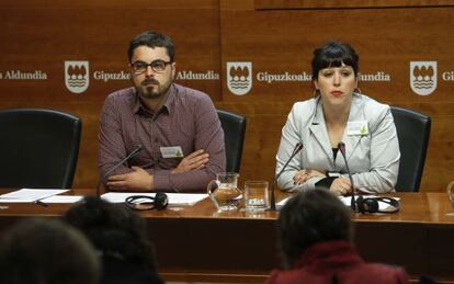 El diputado Ander Rodríguez y la portavoz de Gipuzkoa, Larraitz Ugarte, durante su comparecencia.