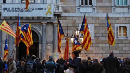 Pancarta con un lazo amarillo, ayer en la fachada del Palau de la Generalitat, en Barcelona.