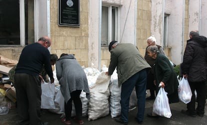 Exterior del centro de distribución de alimentos, el pasado jueves en Stepanakert.