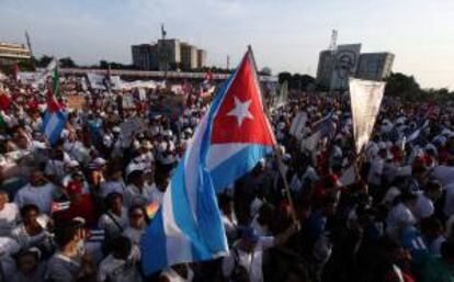 Miles de personas participan en el desfile por el Día Internacional de los Trabajadores, en la Plaza de la Revolución de La Habana (Cuba).