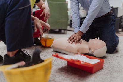 Muestra de RCP durante un curso de primeros auxilios.