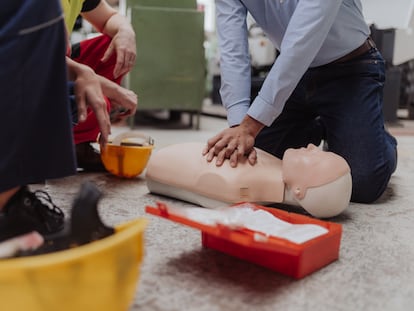 Muestra de RCP durante un curso de primeros auxilios.