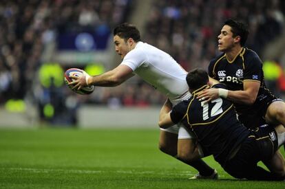 Matt Scott de Escocia placa al inglés Brad Barritt.