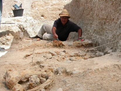 El arqueólogo Mohamed Sahnouni, en un yacimiento argelino.