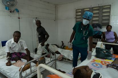 Os hospitais da cidade de Les Cayes ficaram saturados de feridos devido ao terremoto. 