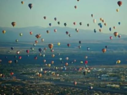 A edição anual do Festival Internacional de Balões de Albuquerque atrai milhares de turistas ao deserto dos EUA