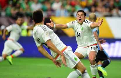 Chicharito gesticula durante el partido.