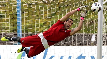 El portero chileno de la Real Sociedad, Claudio Bravo (29 años), en un entrenamiento del equipo. Bravo llegó al equipo español en la temporada 2006/2007 del Colo-Colo, de Chile.