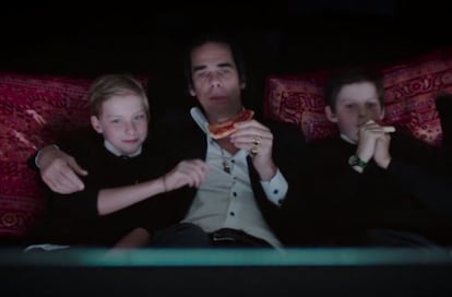 Nick Cave con sus dos hijos en el documental '20.000 días en la Tierra'. Arthur es el de la izquierda.