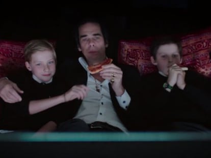 Nick Cave com seus dois filhos no documentário ‘20.000 Dias na Terra’. Arthur é o da esquerda.