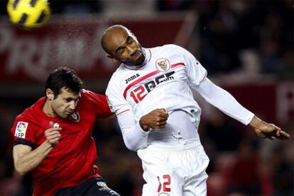 Kanouté y Flaño disputan un balón aéreo.