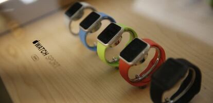 Varios modelos de Apple Watch Sport, con correa de diferentes colores en una tienda en San Francisco.