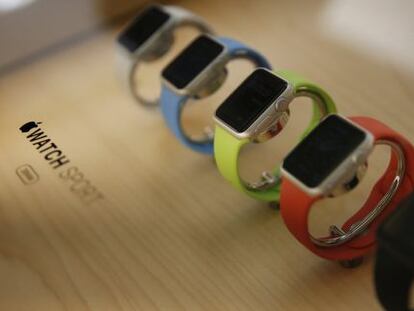 Varios modelos de Apple Watch Sport, con correa de diferentes colores en una tienda en San Francisco.