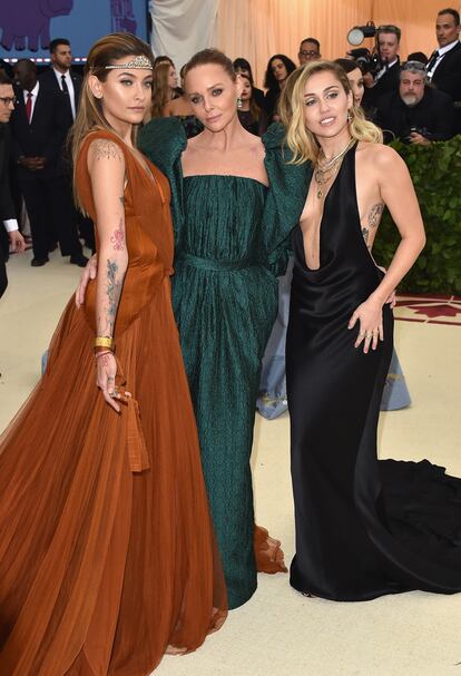 Paris Jackson, la diseñadora Stella McCartney y Miley Cyrus.