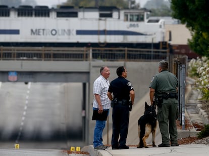 Oficiales y detectives de California, realizan un operativo cerca de las vías del tren, en una foto de archivo.