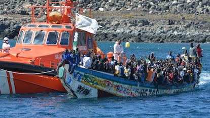Llegada al puerto de La Restinga de un cayuco con 320 personas a bordo el pasado 21 de octubre.