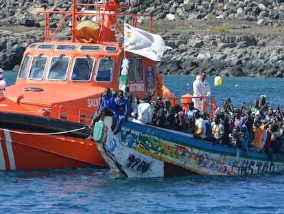 Llegada al puerto de La Restinga de un cayuco con 320 personas a bordo el pasado 21 de octubre.