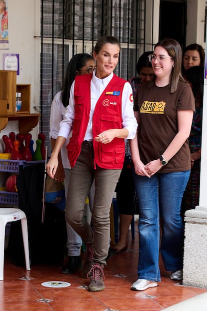 En su viaje a Guatemala para conocer de primera mano proyectos de la Asociación española de cooperación, la Reina optó por botas planas y todoterreno. 