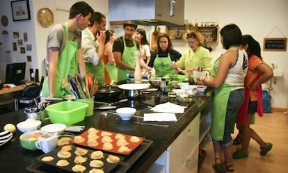 Los alumnos del taller de cocina Apetit'Oh, en una de las clases en Madrid.