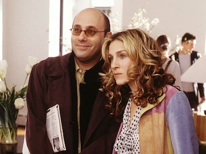 Willie Garson junto a Sarah Jessica Parker, conocido por haber interpretado a Stanford Blatch en 'Sexo en Nueva York' y Mozzie en 'Ladrón de guante blanco'.