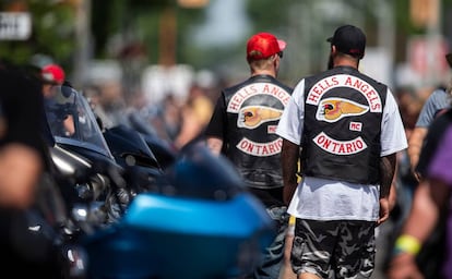 Varios integrantes de la banda Hells Angels pasean por las calles de Port Dover, en Ontario (Canadá), el pasado julio.