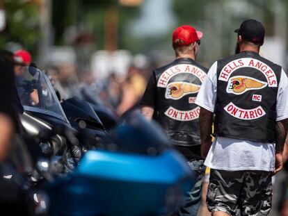 Varios integrantes de la banda Hells Angels pasean por las calles de Port Dover, en Ontario (Canadá), el pasado julio.