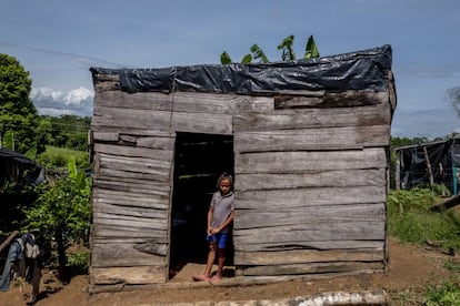 La comunidad es la familia en el exilio. Aquí los hijos de unas lo cuidan madres de otros y la pobreza compartida sirve de aval. Karina Meléndez, jefa de la calle número dos del campamento de Belén, en la Cuarta Montaña, lleva meses luchando por los derechos de los 40 niños de la zona bajo su responsabilidad. “Queremos que aprendan aunque sea aquí, porque casi ninguno va a la escuela. Pero no tenemos para el material”, cuenta. “Es muy frustrante. ¿Cómo van a salir de acá estando ociosos?”. En la imagen, un niño espera solo a que lleguen sus padres del trabajo.