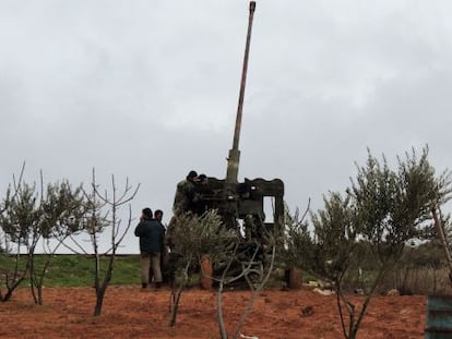 Imagen difundida por activistas sirios que muestra a rebeldes en poder de armamento antitanque cerca del aeropuerto de Taftanaz.