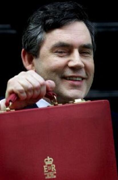 Gordon Brown, ministro de Finanzas inglés, muestra ayer la cartera que contiene los presupuestos.