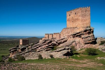 Campillo de Dueñas ha sido la población española que mayor incremento de interés ha experimentado, con un 291% más de visitas en TripAdvisor con respecto al año pasado. De hecho, el próximo Castillo de Zafra (donde se filmaron las imágenes de La Torre de la Alegría en la serie) ha sido el lugar de interés turístico que mayor expectación ha generado esta temporada, con un incremento del 488% en las visitas.