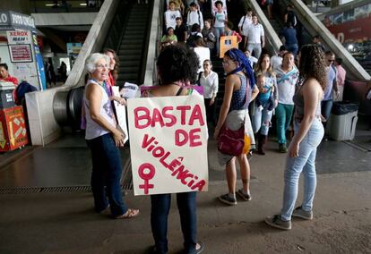 Mulheres fazem ato na rodoviária do Plano Piloto para denunciar o feminicídio no Distrito Federal.